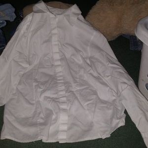 White butten up collar long sleaved shirt